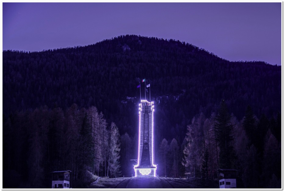 Il Trampolino di Cortina illuminato per le festività Natalizie