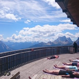 Grande successo per la prima lezione di yoga in alta quota a Capanna Ra Valles