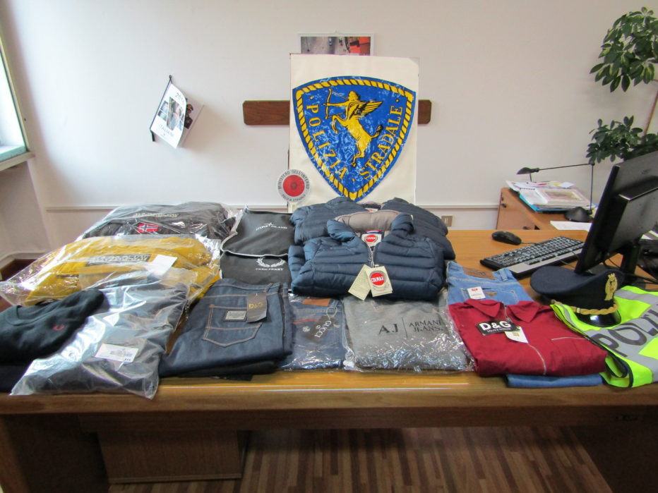 Cittadino straniero fermato con borsoni pieni di abiti falsi a Belluno