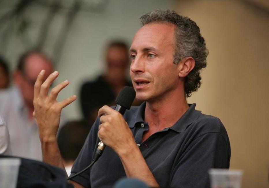 CORTINA D’AMPEZZO • giovedì 29 dicembre  A Una Montagna di Libri : Marco Travaglio presenta Schiforme l’Italia dopo il no presso l’ Alexander Girardi Hall Ore 18