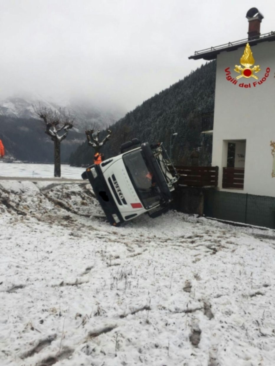 Vigili del Fuoco  Belluno: Recupero mezzo pesante ad Auronzo di Cadore