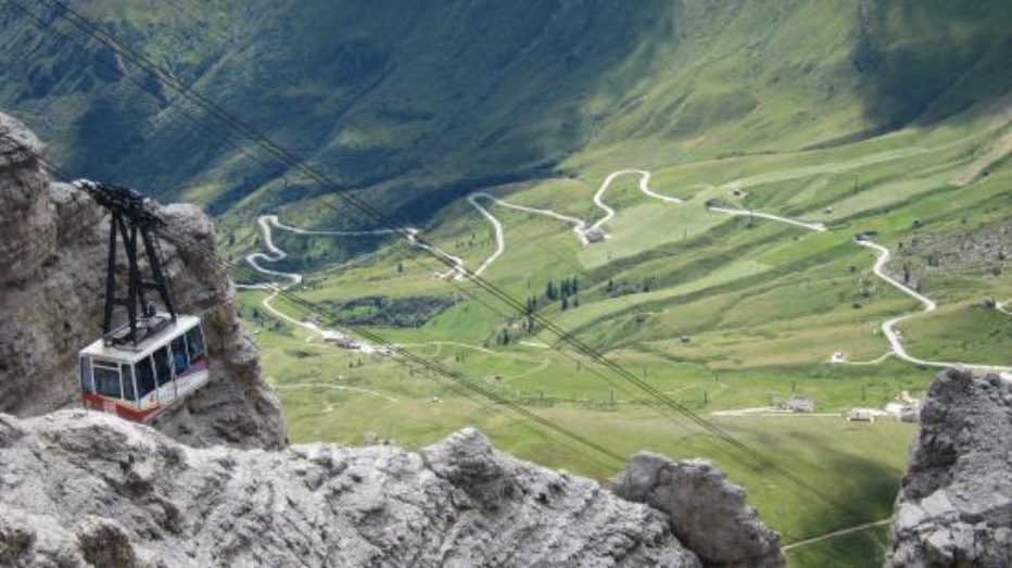 Il consiglio comunale di Canazei contro la chiusura dei passi dolomitici.