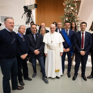 CONSEGNATA UNA SCULTURA A PAPA FRANCESCO