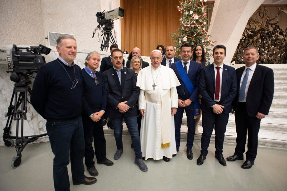 CONSEGNATA UNA SCULTURA A PAPA FRANCESCO