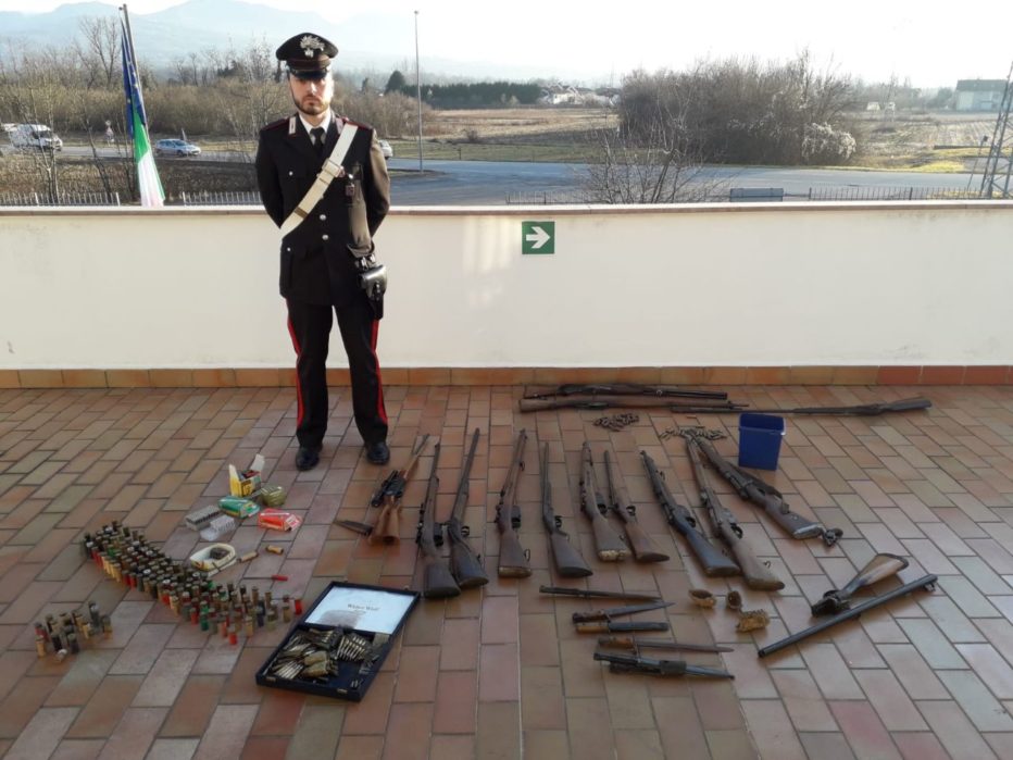 I Carabinieri arrestano padre e figlio per detenzione abusiva di armi da guerra