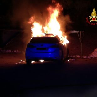 AUTO IN FIAMME A CORTINA.