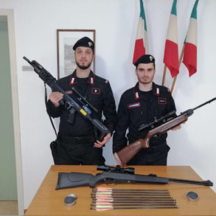 I vicini litigano, i Carabinieri trovano una balestra e due carabine