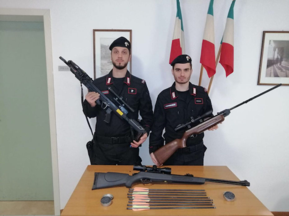 I vicini litigano, i Carabinieri trovano una balestra e due carabine
