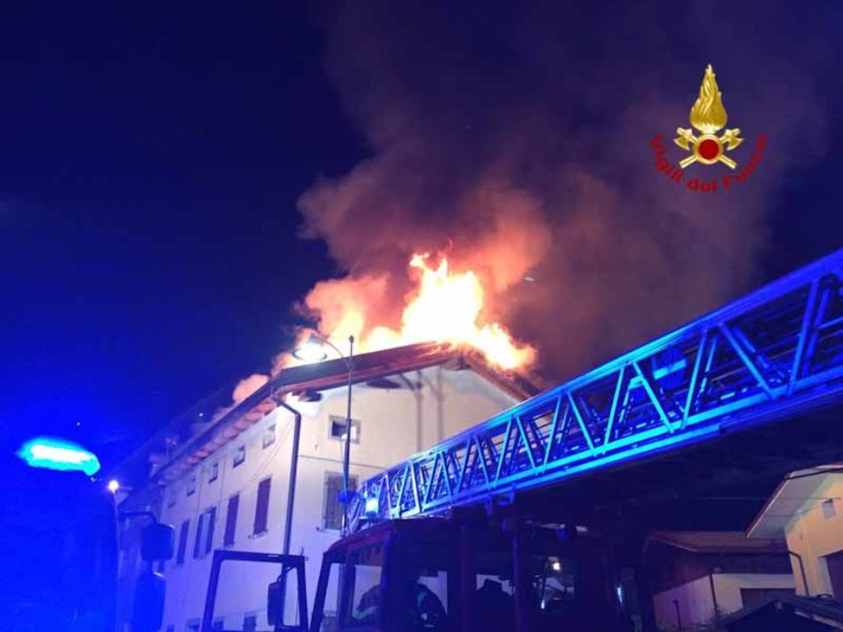Incendio nella notte ad Ospitale di Cadore