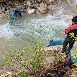 RICERCA LEOPOLDO CELEGON, RINVENUTA NEL TORRENTE UNA BANDANA