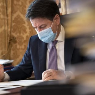 Coronavirus, il Presidente Conte firma il Dpcm del 3 novembre 2020