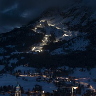 LUCI ACCESE SULLE PISTE DI CORTINA:  MANCANO SOLO 30 GIORNI AI CAMPIONATI DEL MONDO DI SCI ALPINO