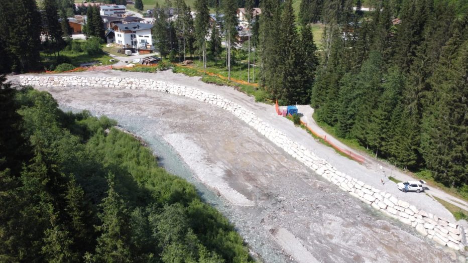 COMPLETATI I LAVORI SUGLI ARGINI DEL TORRENTE PADOLA A COMELICO SUPERIORE