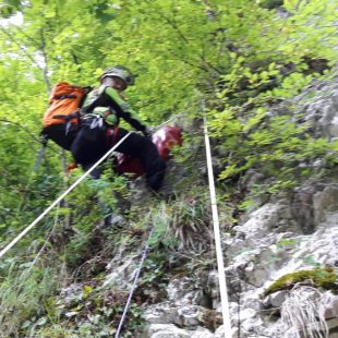 PRECIPITA DAL SENTIERO PER 200 METRI E PERDE LA VITA