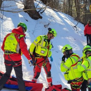 SCIVOLANO SULLA NEVE, IN GRAVI CONDIZIONI DUE DONNE