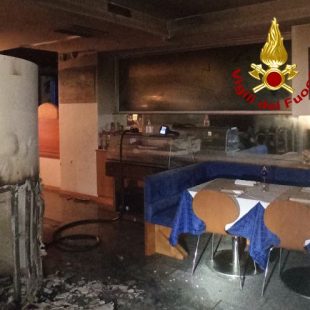 I Vigili del fuoco spengono l’incendio in pizzeria. Nessun coinvolto.