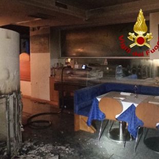 I Vigili del fuoco spengono l’incendio in pizzeria. Nessun coinvolto.