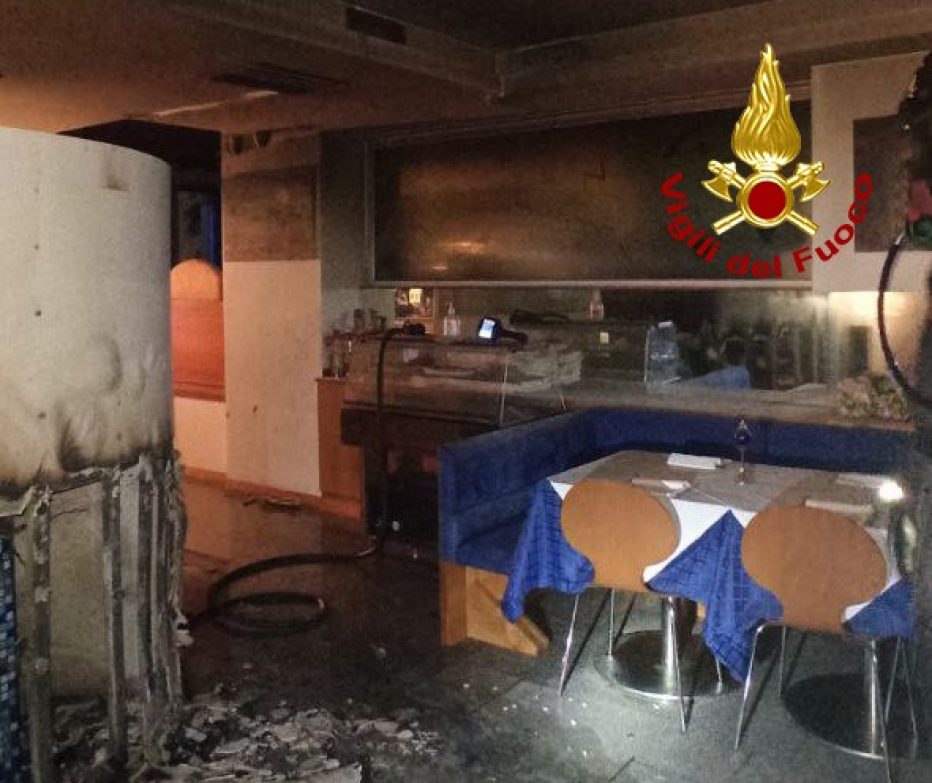 I Vigili del fuoco spengono l’incendio in pizzeria. Nessun coinvolto.