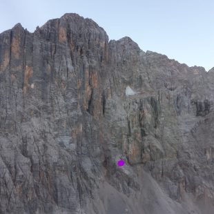 ALPINISTA VOLA SULLO ZOCCOLO DELLA VIA SOLLEDER – LETTENBAUER