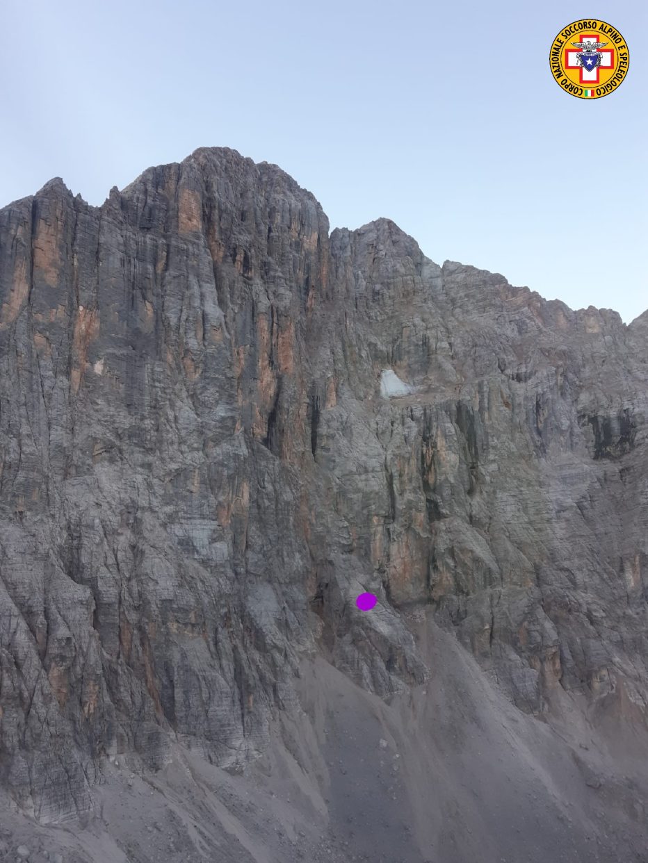 ALPINISTA VOLA SULLO ZOCCOLO DELLA VIA SOLLEDER – LETTENBAUER