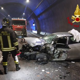 Tre feriti nello scontro tra un pullman e un’automobile