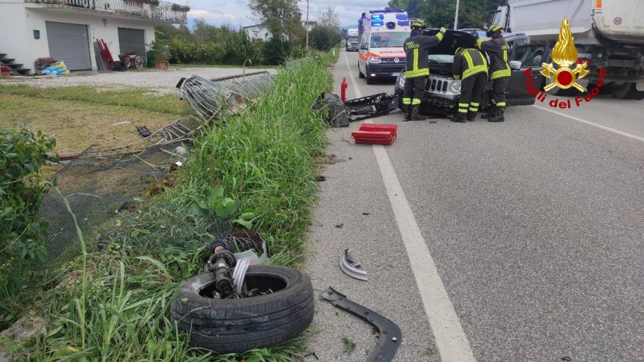 AUTO CONTRO UNA RINGHIERA A TRICHIANA, FERITA LA CONDUCENTE