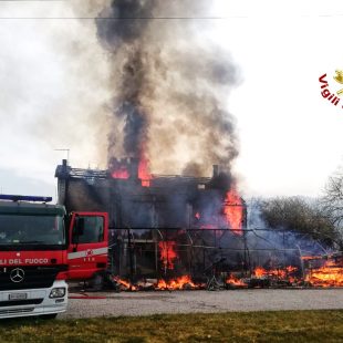 Vasto incendio a Borgo Valbelluna. Nessun ferito