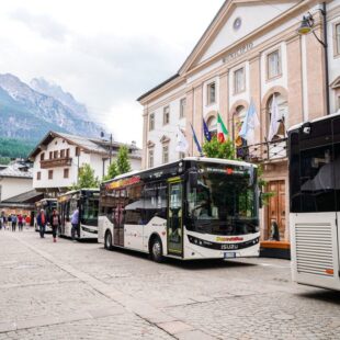 Nuovi mezzi per il servizio urbano di Cortina, Dolomiti Bus presenta quattro bus Isuzu Euro 6