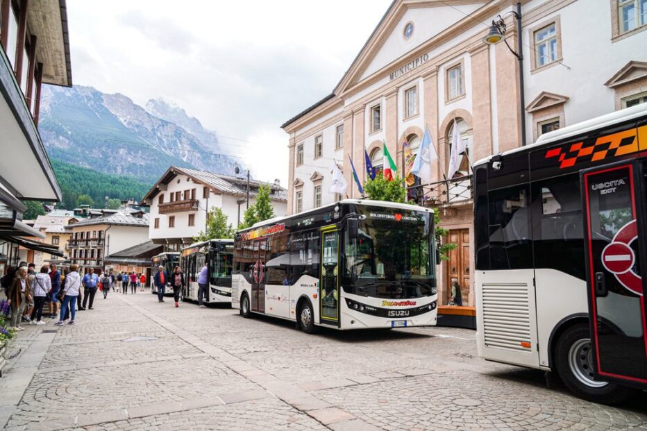 Nuovi mezzi per il servizio urbano di Cortina, Dolomiti Bus presenta quattro bus Isuzu Euro 6