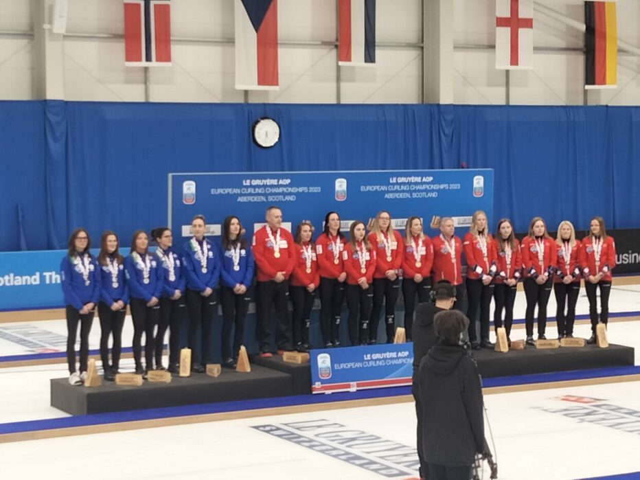 EUROPEI DI CURLING IN SCOZIA: ASCOLTA VIOLETTA CALDART, ALLENATRICE DELLA NAZIONALE FEMMINILE VINCITRICE DELLA MEDAGLIA D’ARGENTO