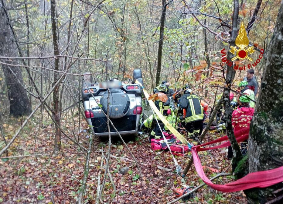 LA VALLE AGORDINA, FUORISTRADA FINISCE NELLA SCARPATA NEL BOSCO