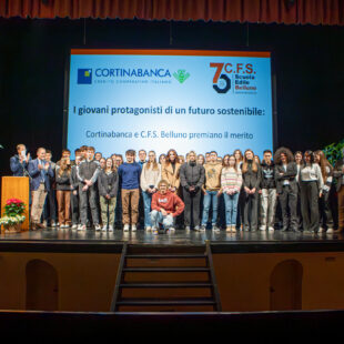 300 ragazzi premiati ieri sera al Teatro Comunale di Belluno per l’evento promosso da C.F.S. – Scuola Edile di Belluno e CORTINABANCA.