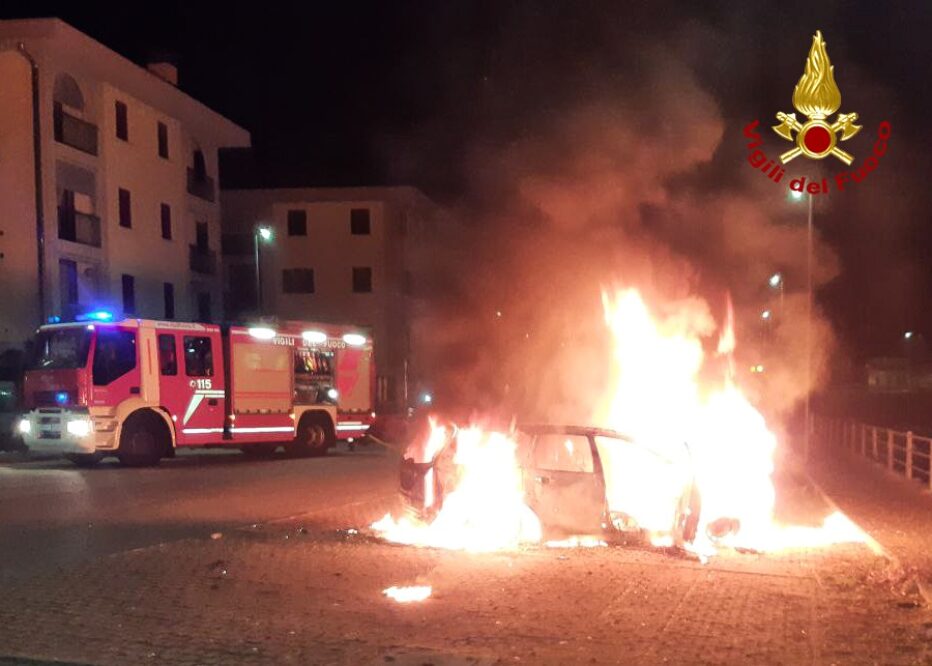 SANTA GIUSTINA, AUTO IN FIAMME