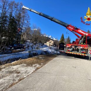 ZOLDO ALTO, AUTO SCIVOLA IN UN PICCOLO DIRUPO: DECEDUTA UNA DONNA