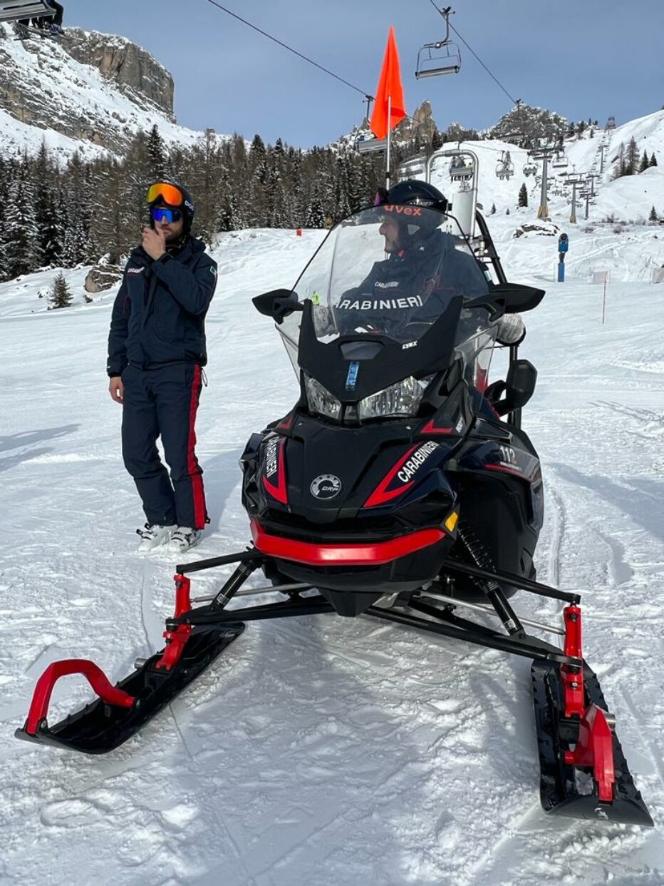 CORTINA D’AMPEZZO. CARABINIERI SULLE PISTE: DROGA E SANZIONI A SCIATORI INDISCIPLINATI