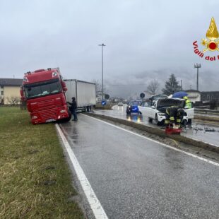 BORGO VALBELLUNA, INCIDENTE TRA UN MEZZO PESANTE E DUE AUTO: NESSUNA PERSONA FERITA