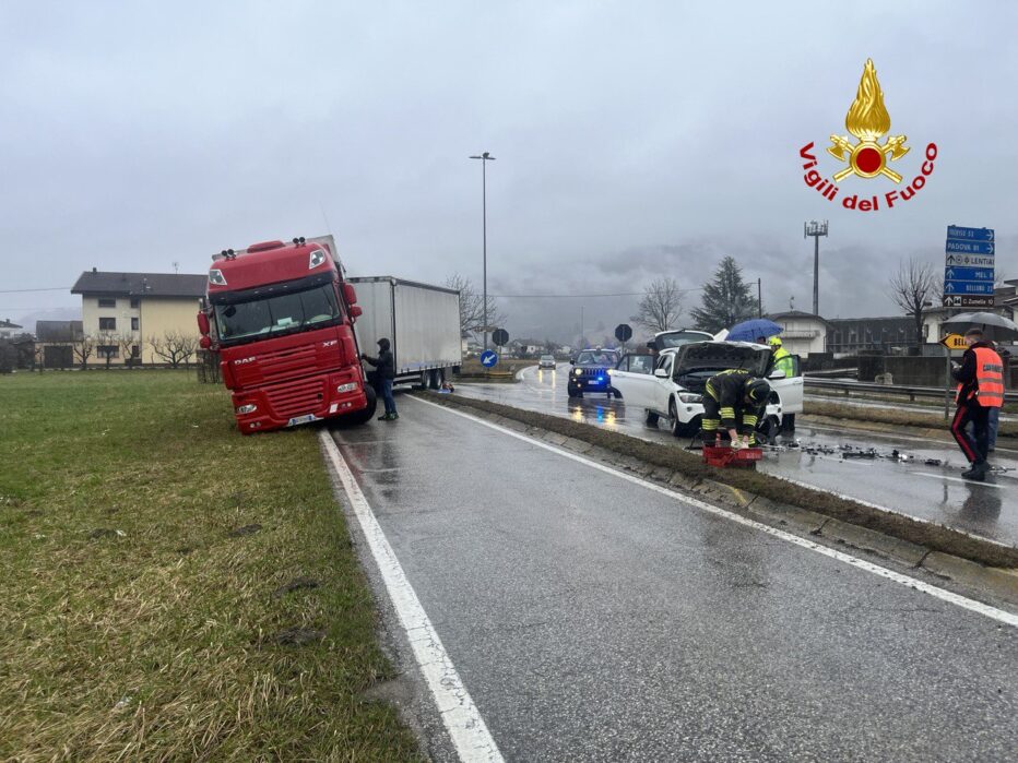 BORGO VALBELLUNA, INCIDENTE TRA UN MEZZO PESANTE E DUE AUTO: NESSUNA PERSONA FERITA