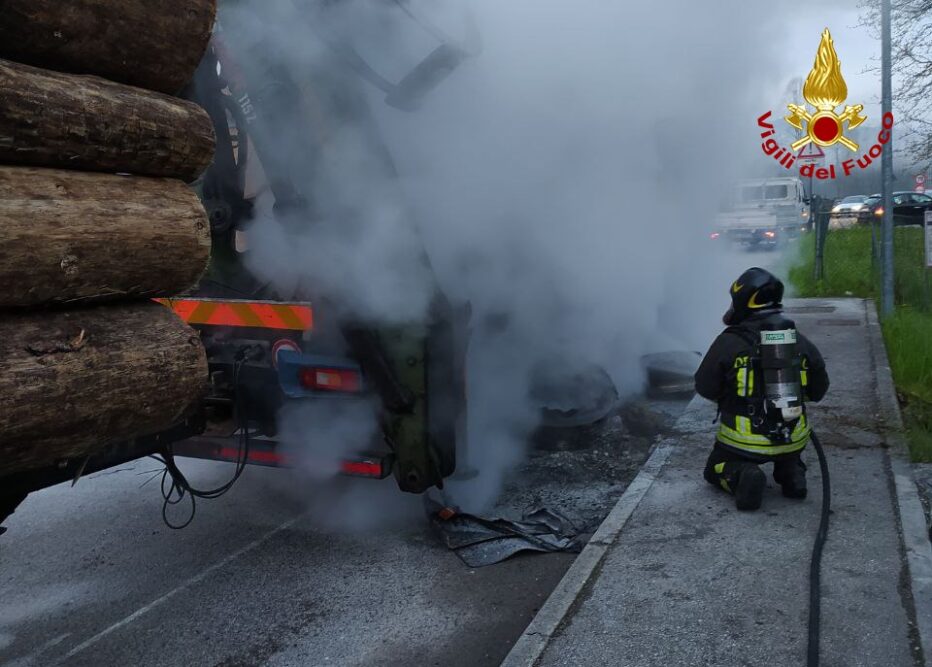 SANTA GIUSTINA, PRINCIPIO D’INCENDIO RIMORCHIO CARICO DI GROSSI TRONCHI