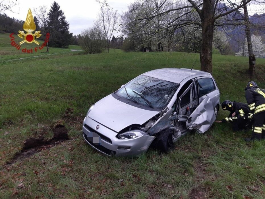 PONTE NELLE ALPI, ESCE FUORI STRADA CON L’AUTO: FERITO IL CONDUCENTE