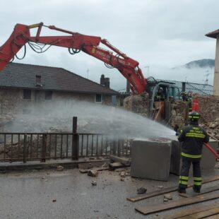 LORENZAGO DI CADORE, DEMOLITA DAI VIGILI DELFUOCO UNA CASA A RISCHIO CROLLO