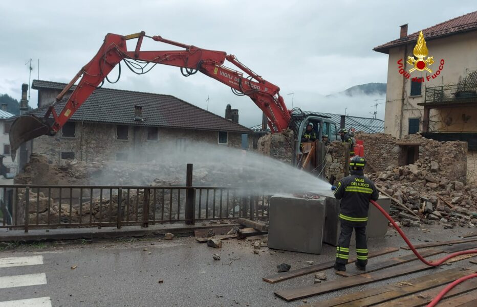 LORENZAGO DI CADORE, DEMOLITA DAI VIGILI DELFUOCO UNA CASA A RISCHIO CROLLO