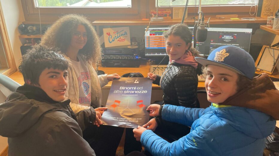 ASSOCIAZIONE CULTURALE REPEAT PRESENTA “BINOMI E STRANEZZE” SABATO 18 MAGGIO A CORTINA: ASCOLTA L’INTERVISTA CON MARTINO APOLLONIO E I RAGAZZI CON NOI IN STUDIO!