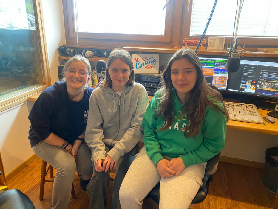 ASSOCIAZIONE CULTURALE REPEAT PRESENTA “BINOMI E STRANEZZE” SABATO 18 MAGGIO A CORTINA: ASCOLTA L’INTERVISTA CON ELEONORA GUERRINI  E LE RAGAZZE CON NOI IN STUDIO!