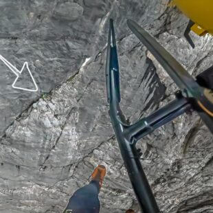 Alpinisti con le corde incastrati sul Pan di Zucchero