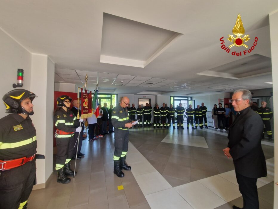 IL VESCOVO MARANGONI BENEDICE IL RIPOSIZIONAMENTO DI UN BASSO RILIEVO DEDICATO A SANTA BARBARA GIA’ PRESENTE NELLA VECCHIA SEDE DEI VIGILI DEL FUOCO