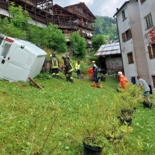 FALCADE, FURGONE ROVESCIATO FUORI STRADA:TRE FERITI