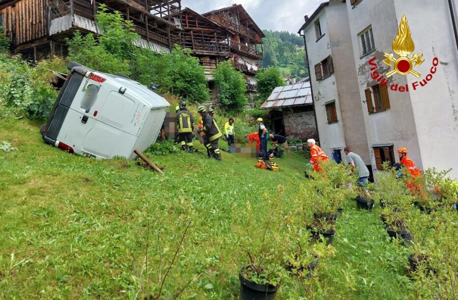 FALCADE, FURGONE ROVESCIATO FUORI STRADA:TRE FERITI