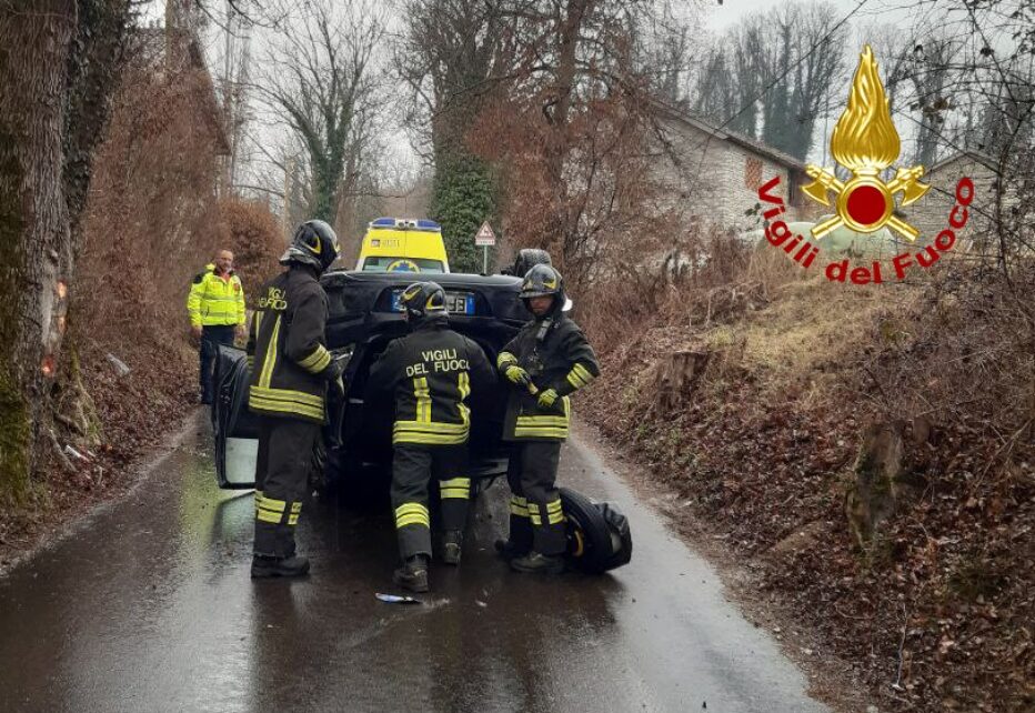 BELLUNO, AUTO FINISCE ROVESCIATA: FERITA LA CONDUCENTE