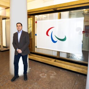 Meno un anno alle Paralimpiadi di Milano Cortina 2026: il Sindaco di Cortina d’Ampezzo, Gianluca Lorenzi, commenta l’attesa per l’evento.