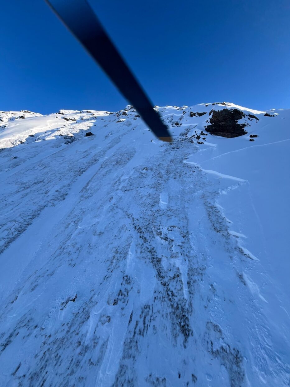 VALANGA TRAVOLGE SCIALPINISTA SOPRA IL PORDOI, ESTRATTO ILLESO DAI PRESENTI